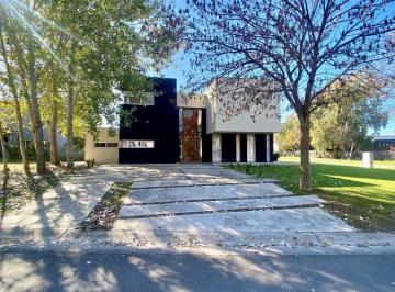 Casa · 170m² · 5 Ambientes · 2 Cocheras · Casa en Alquiler Barrio Hsm