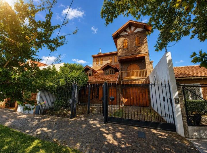 Casa · 258m² · 6 Ambientes · 3 Cocheras