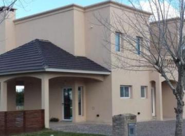 Casa · 156m² · 4 Ambientes · 1 Cochera · Casa en Venta - 3 Dorm. 3 Baños - 1250 m² - Haras del Sur I, La Plata