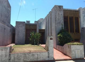 Casa · 180m² · 4 Ambientes · 1 Cochera · Casa en Venta - 3 Dorm. 3 Baños - Cochera - 180 m² - Tolosa