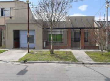 Casa · 128m² · 5 Ambientes · 1 Cochera · Casa en Venta - 3 Dorm. 2 Baños - Cochera - 144 m² - Villa Elvira