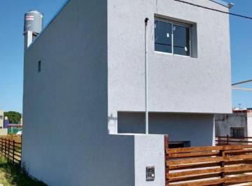 Casa · 84m² · 3 Ambientes · 2 Cocheras · Casa en Venta - 2 Dorm., 2 Baños, 1 Patio - 396 m² - Los Hornos [financiada]