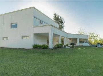 Casa · 330m² · 5 Ambientes · 1 Cochera · Casa Venta 4 Dorm. 2 Baños 2400 m 2 Totales - Villa Elvira