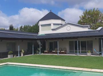 Casa · 208m² · 5 Ambientes · Casa en Venta - 4 Dorm. 3 Baños - Cocheras - 1600 m² - Haras del Sur I, La Plata