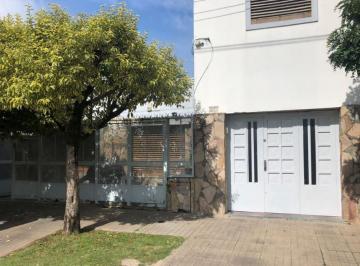 Casa · 197m² · 5 Ambientes · 2 Cocheras · Casa en Venta - 4 Dorm. 2 Baños 2 Cocheras - 300 m² - Barrio Gambier - La Plata