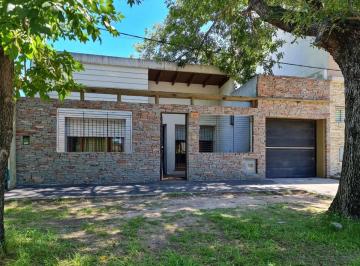 Casa · 180m² · 4 Ambientes · 1 Cochera · Casa en Venta - 3 Dorm. 3 Baños - Cochera - 300 m² - Tolosa, La Plata