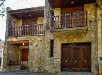 Casa · 180m² · 5 Ambientes · 1 Cochera · Casa en Venta - 4 Dorm. 2 Baños 1 Cochera - 200 m² - La Plata