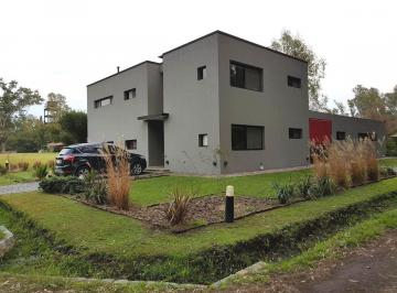 Casa · 227m² · 5 Ambientes · 3 Cocheras · Casa en Venta - 3 Dorm. 3 Baños - 227 m² - La Arbolada
