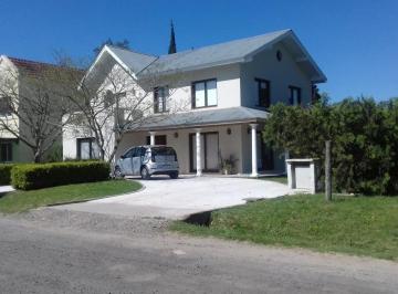 Casa · 290m² · 4 Ambientes · 2 Cocheras · Casa en Venta - 3 Dorm. 3 Baños - 290 m² - Chascomus