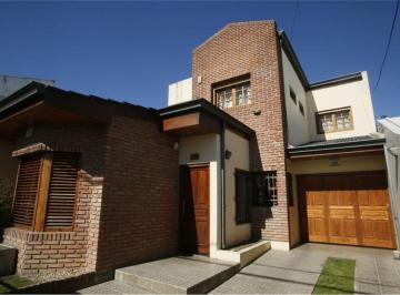 Casa · 230m² · 4 Ambientes · 2 Cocheras · Casa en Venta - 3 Dorm. 2 Baños 2 Cocheras - 230 m² - Tolosa