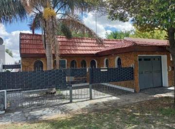 Casa · 200m² · 5 Ambientes · 1 Cochera · Casa en Venta - Terreno 10 X 30 m - 200 m Cubiertos - 4 Dorm. 2 Baños - Los Hornos