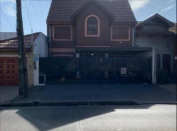 Casa · 230m² · 5 Ambientes · 2 Cocheras · Casa en Venta - 4 Dorm. 2 Baños - 230 m² - Sarandi