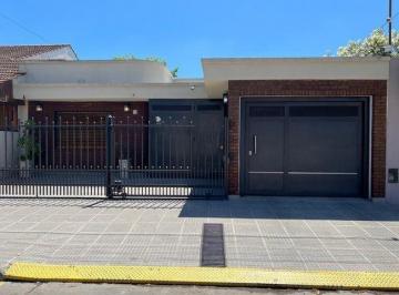 Casa · 250m² · 4 Ambientes · 1 Cochera · Casa en Venta - 3 Dorm. 2 Baños 1 Toilette - Parrilla Pileta - 345 m² - Lujan