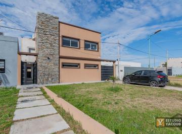 Casa · 70m² · 2 Ambientes · 1 Cochera · Casa en Venta - 1 Dormitorio 1 Baño - Cochera - 70 m² - Manuel B. Gonnet, La Plata