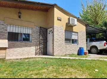 Casa · 98m² · 3 Dormitorios · 1 Cochera · Casa en Venta - 3 Dorm. 1 Baño - Cochera - 450 m² - Mariano Acosta, Merlo