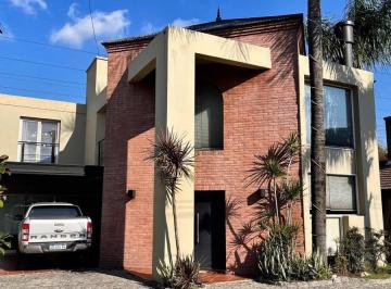 Casa · 220m² · 5 Ambientes · 4 Cocheras · Casa en Venta - 3 Dorm. 3 Baños - Cochera - 300 m² - Champagnat, Pilar