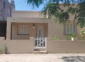 Casa · 150m² · 4 Ambientes · Casa en Venta - 2 Dorm. 1 Baño - 250 m² - Trenque Lauquen