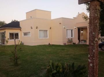 Casa · 210m² · 4 Ambientes · 1 Cochera · Casa en Venta - 2 Dorm. 2 Baños - Cochera - 684 m² - Florencio Varela