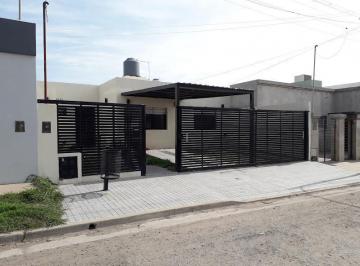 Casa · 90m² · 4 Ambientes · 2 Cocheras · Casa en Venta - 3 Dorm. 1 Baño - Cochera - 350 m² - Pergamino