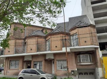 Casa · 120m² · 5 Ambientes · 1 Cochera · Casa en Venta - 4 Dorm. 4 Baños - Cochera - 148 m² - Bernal Este