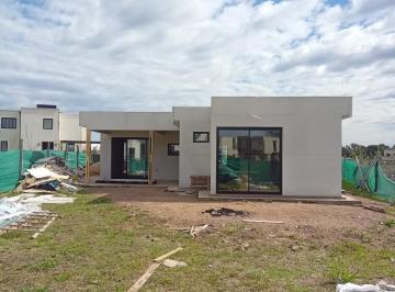 Casa · 130m² · 4 Ambientes · 2 Cocheras · Casa en Venta - 3 Dorm. 2 Baños - 550 m² - Pilar del Este