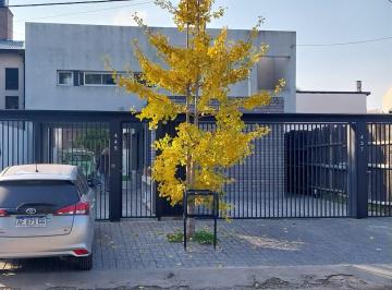Frente · Casa en Venta en City Bell - 2 Dorm. y Cochera