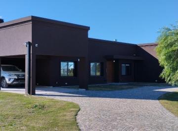 Casa · 383m² · 7 Ambientes · 2 Cocheras · Casa en Venta - 5 Dorm. 2 Baños - Cochera - 2.000 m² - Luján