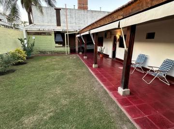 Casa · 170m² · 4 Ambientes · 3 Cocheras · Casa en Venta en Barrio Las Rosas de 3 Dorm., Apta Crédito con Escritura