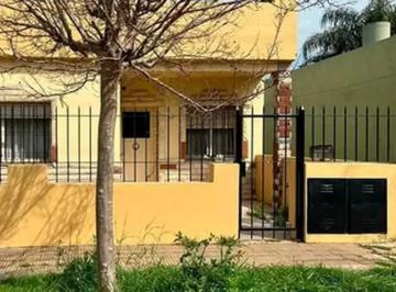 Casa · 65m² · 3 Ambientes · 1 Cochera · Casa en Venta - 2 Dorm. 1 Baño - 150 m² - Moron