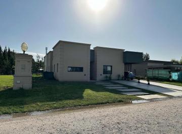 Casa · 236m² · 6 Ambientes · 2 Cocheras · Casa en Venta - 4 Dorm. 4 Baños - Cochera - 800 m² - Lagos de San Eliseo, Presidente Perón