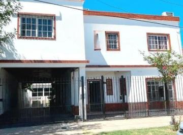 Casa · 200m² · 5 Ambientes · 3 Cocheras · Casa en Venta - 4 Dorm. 2 Baños - Cochera - 400 m² - Merlo