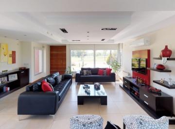 Casa · 465m² · 7 Ambientes · 2 Cocheras · Casa en Venta - 6 Dorm. 3 Baños - 1.500 m² - La Plata