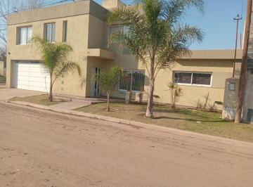 Casa · 260m² · 6 Ambientes · 2 Cocheras · Casa en Venta - 3 Dorm. 3 Baños - 560 m² - Villa Nueva, Córdoba