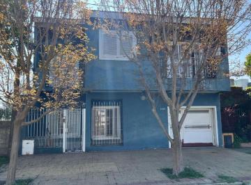 Casa · 208m² · 4 Ambientes · 2 Cocheras · Casa en Venta - 4 Dorm. 3 Baños - Cochera - 300 m² - La Plata