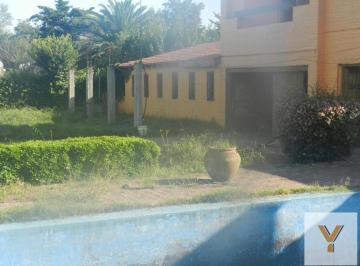 Casa · 210m² · 5 Ambientes · 2 Cocheras · Casa en Venta - 3 Dorm. 2 Baños - 750 m² - La Plata