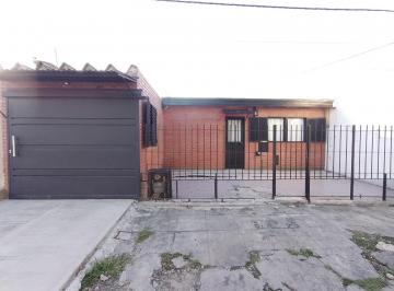Casa · 120m² · 3 Ambientes · 2 Cocheras · Casa en Venta - 2 Dorm. 1 Baño - Cocheras - 144 m² - La Plata
