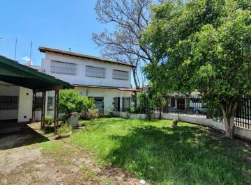 Casa · 151m² · 7 Ambientes · 2 Cocheras · Casa en Venta - 3 Dorm. 2 Baños - Cochera - 233 m² - Hurlingham