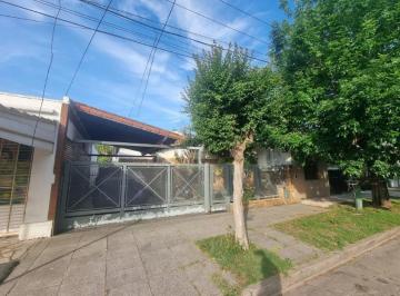 Casa · 212m² · 4 Ambientes · 1 Cochera · Casa en Venta - 3 Dorm. 2 Baños - Cochera - 400 m² - Hurlingham