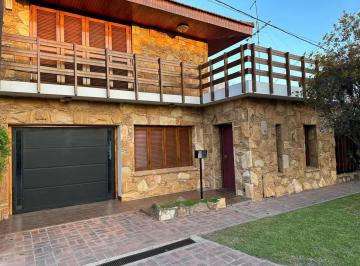 Casa · 160m² · 4 Ambientes · 2 Cocheras · Casa en Venta - 3 Dorm. 2 Baños - 300 m² - La Plata