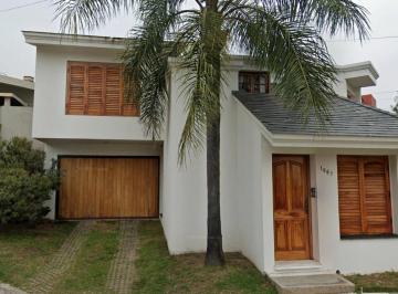 Casa · 330m² · 4 Ambientes · Casa en Venta - 3 Dorm. 3 Baños - Cocheras - 500 m² - Ciudad de Córdoba