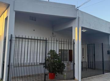 Casa · 150m² · 4 Ambientes · 2 Cocheras · Casa en Venta - 3 Dorm. 2 Baños - Cochera - 212 m² - Berazategui Oeste