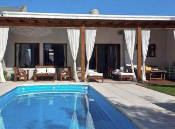 Casa · 150m² · 5 Ambientes · 2 Cocheras · Casa en Venta - 3 Dorm. 2 Baños - Tandil
