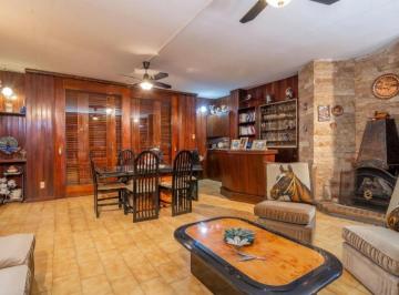 Casa · 261m² · 8 Ambientes · 1 Cochera · Casa en Venta - 4 Dorm. 4 Baños - Cordoba