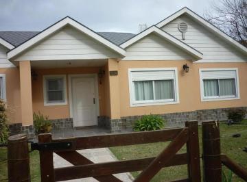 Casa · 224m² · 4 Ambientes · Casa en Venta - 3 Dorm. 3 Baños - Presidente Perón