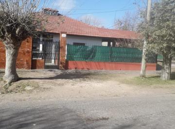 Casa · 90m² · 3 Ambientes · 1 Cochera · Casa en Alquiler - 2 Dorm. 1 Baño - 90 m² - Manuel B Gonnet