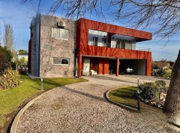Casa · 280m² · 5 Ambientes · 2 Cocheras · Casa en Venta - 4 Dorm. 4 Baños - La Plata