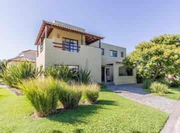 Casa · 320m² · 6 Ambientes · 2 Cocheras · Casa en Venta en Las Liebres, 4 Cuartos, Gran Family. Dependencia. Piscina.