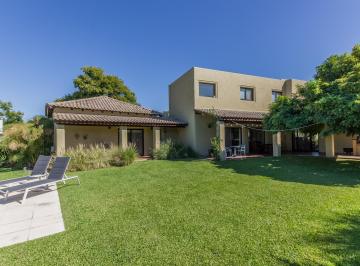 Casa · 320m² · 6 Ambientes · 2 Cocheras · Casa en Venta en Las Liebres, 4 Cuartos, Gran Family. Dependencia. Piscina.