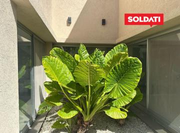 Casa · 226m² · 5 Ambientes · 2 Cocheras · Casa Santa Elena, con 3 Cuartos y Escritorio. Pileta, Parrilla, Piscina. Excelente.