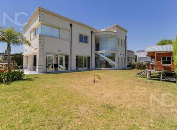 Casa · 275m² · 5 Ambientes · 1 Cochera · Espectacular Casa de 5 Ambientes a La Laguna en Venta Golondrinas! Escucha Financiacion y Permutas!